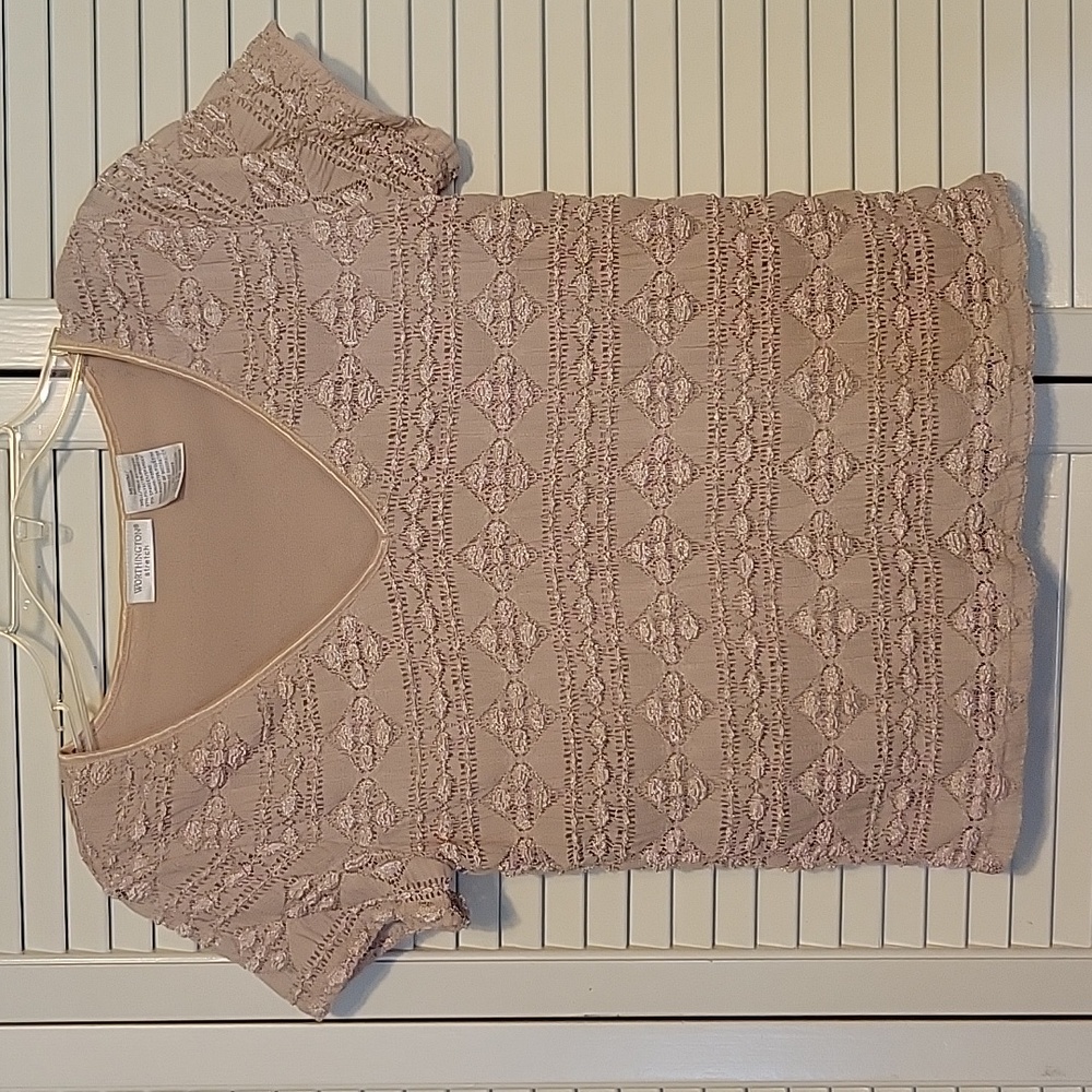 Worthington V neck short sleeve cream colored stretch top, size M